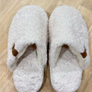 Cozy Women's Cream Fleece Slippers